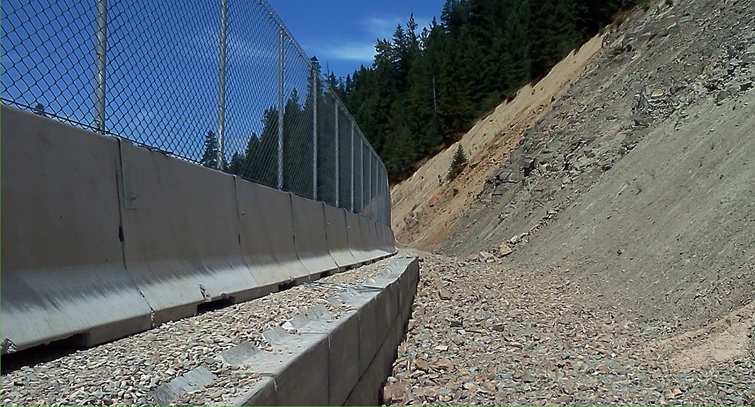 The design-build project used a wide variety of materials to achieve optimal safety. The design team used low-maintenance and cost-effective solutions for containing the rockfall (i.e.,
mid-slope rockfall attenuators and guardrail fencing). 