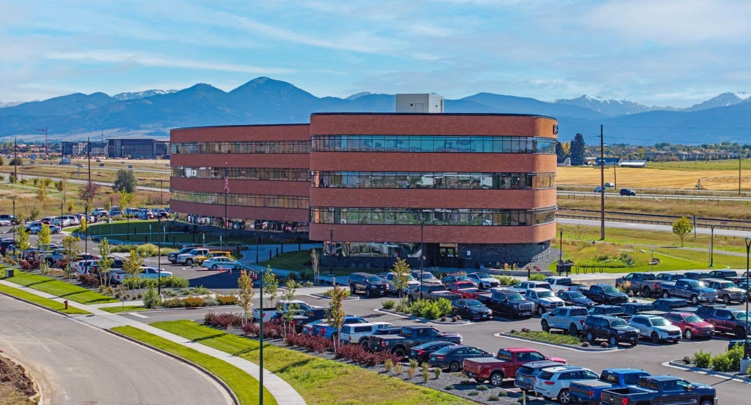 The completed Barnard Corporate Headquarters. What began as a conflict between the owner’s
programmatic goals and the site’s zoning limits became the building’s signature architectural form.