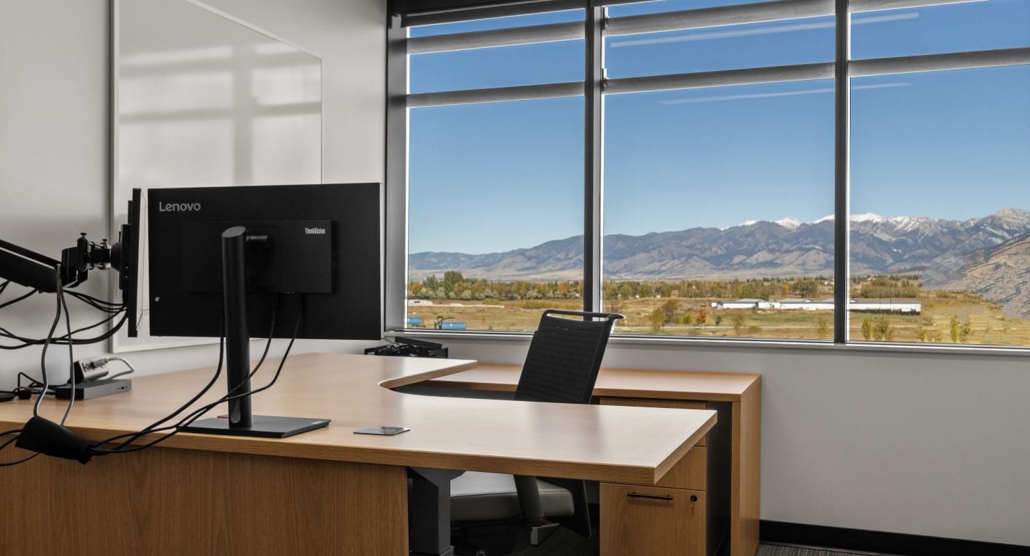 The building’s long, curved form was designed specifically to extend access to exterior offices with windows to the entire 300+ workforce. The results deliver daylight and views—reducing daytime reliance on artificial lighting across the majority of the building’s offices.