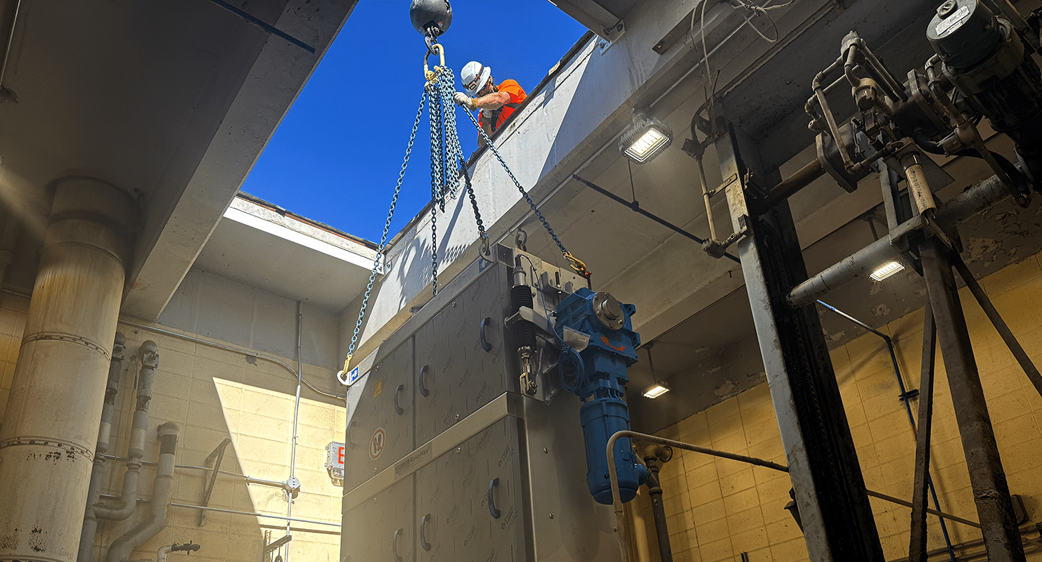 A contractor helps guide the new screen down into place.